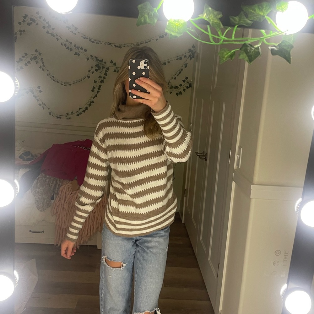 super cute sweater for fall and winter, so soft!